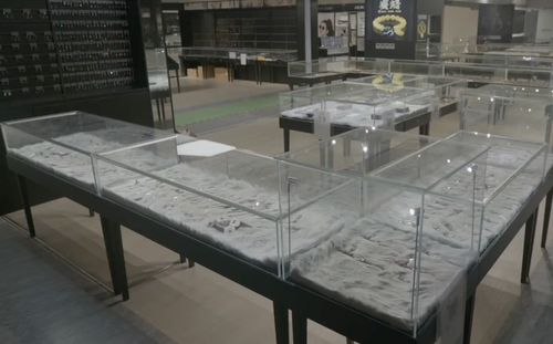 薇婭公司倉庫曝光 零食日用品首飾琳瑯滿目，規(guī)?？氨壬虉? class=